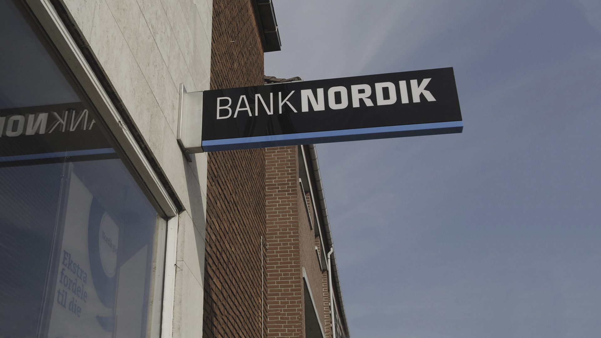 BankNordik logo på hængende skilt.