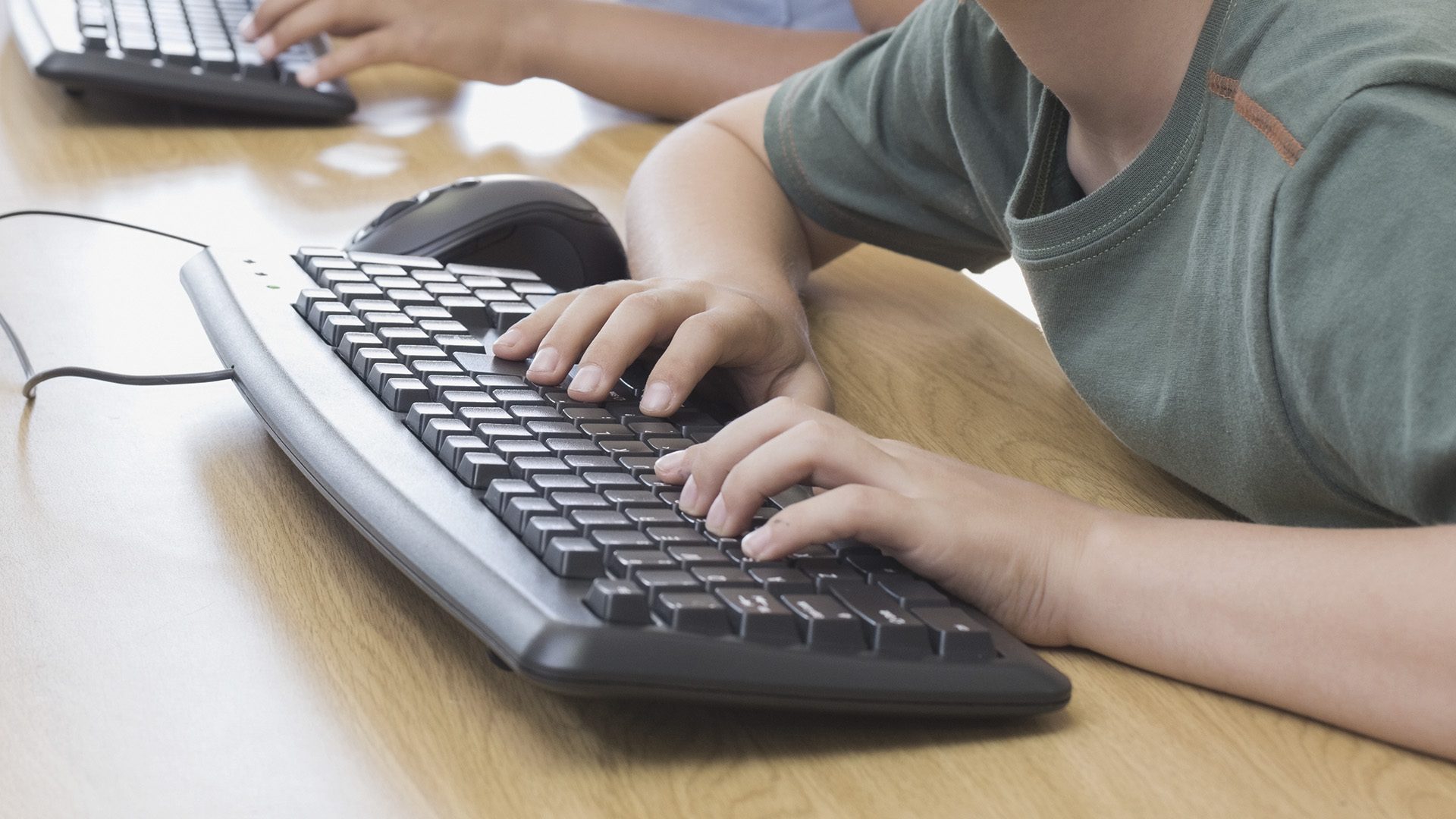 Barn der bruger en computer.