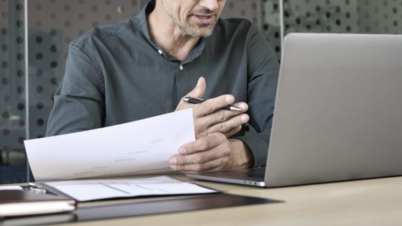 Person der arbejder ved en computer.