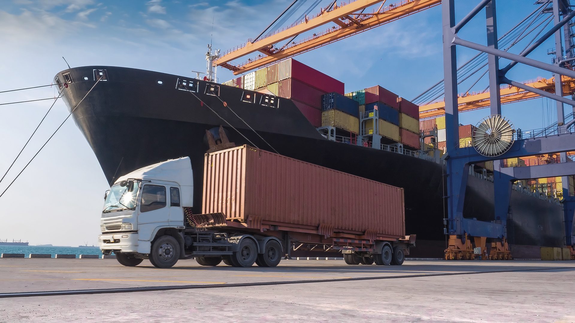 Container transport på skib og lastbil.