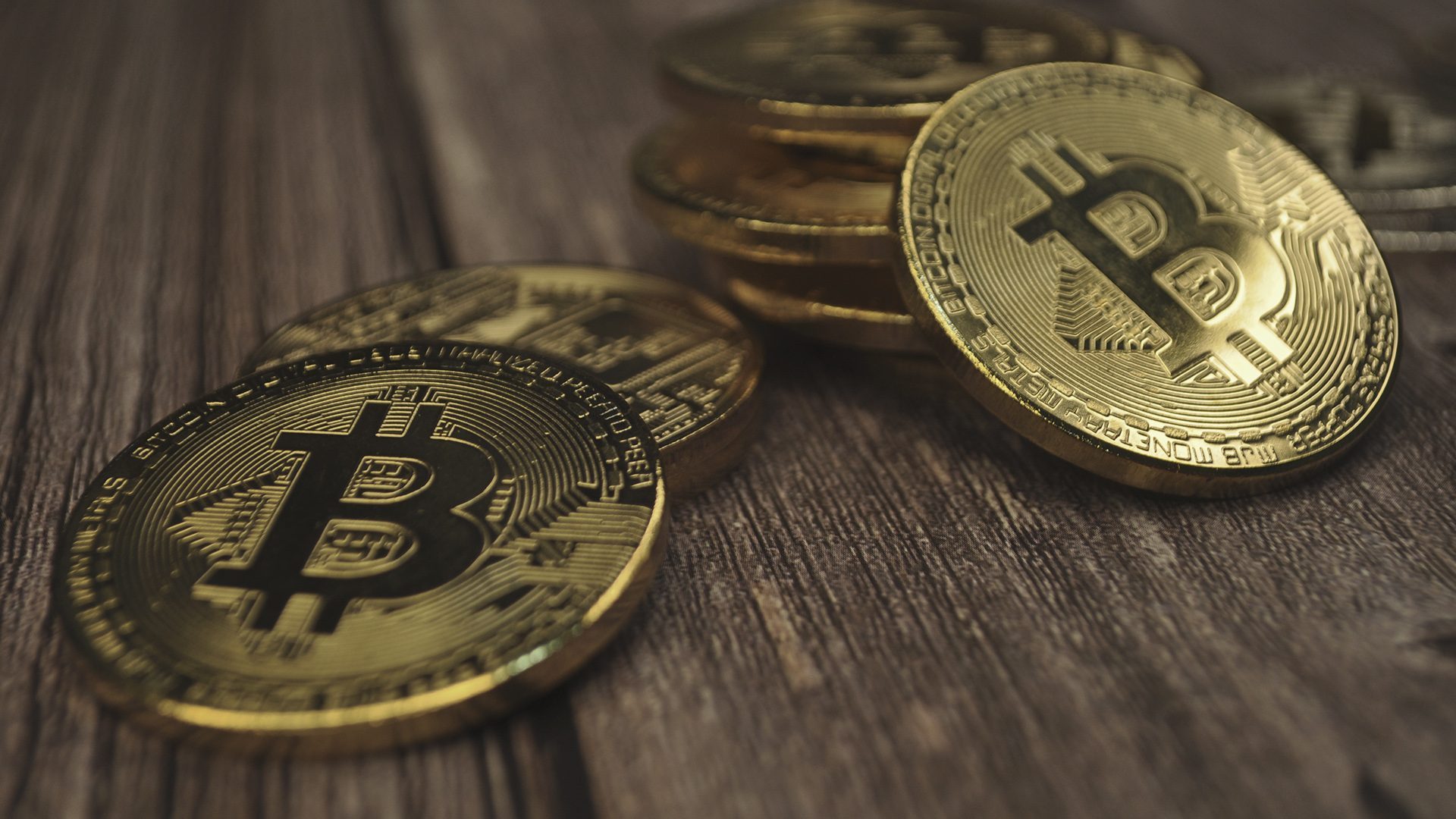 Crypto valuta på et bord.