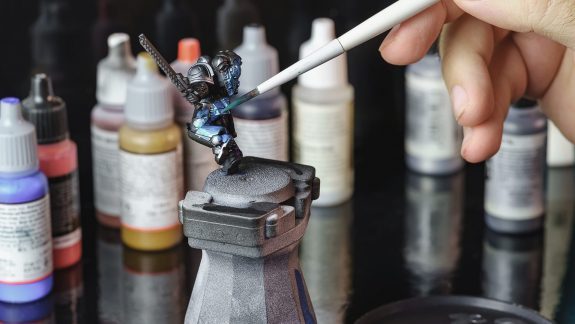 Figur der bliver håndmalet.