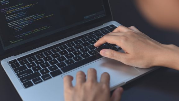 Person der laver IT på en computer.