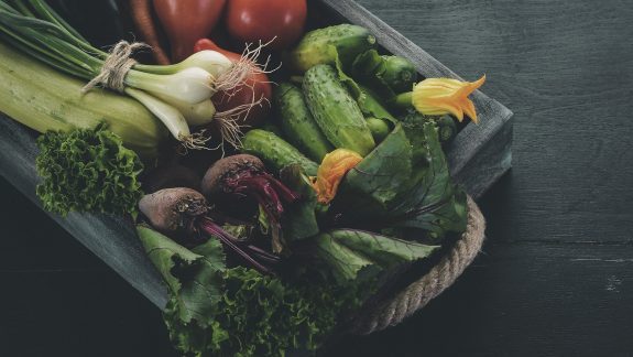 Måltidskasse fyldt med grøntsager.